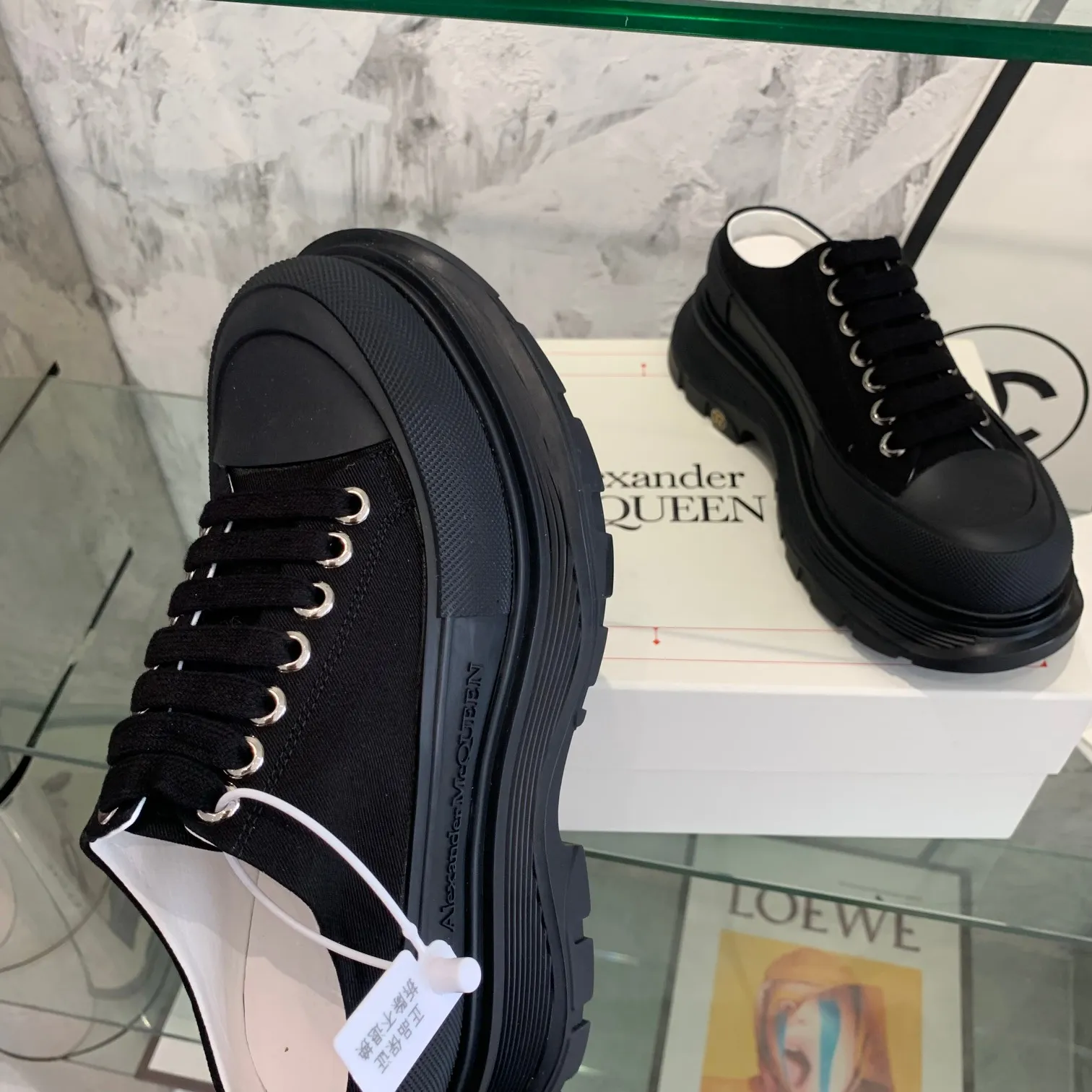 👟👟Ex-factory price 500👟👟 Mc Queen is in stock all year round [Rose] McQueen [Rose] dad shoes [Rose] ss early spring first release‼ ️‼ ️The latest Milan Fashion Week T-stage catwalk model, the unique and personalized design is very classy on the feet, and the round toe design allows the toes to be completely released. I spent a lot of money to buy multiple pairs of the originals and dismantled them and made replicas. Many celebrities such as Guli Nazha, Wu Lei, and Internet celebrity bloggers have endorsed Xiaohongshu’s popular products, and the products are sold out at the counters! Fabric: Imported pure cotton fabric Lining: Imported silk sheepskin Feet: Imported silk sheepskin Size: Women's 35-40. Packaging: original full set of packaging, outsole: increased by 5 cm, original outsole